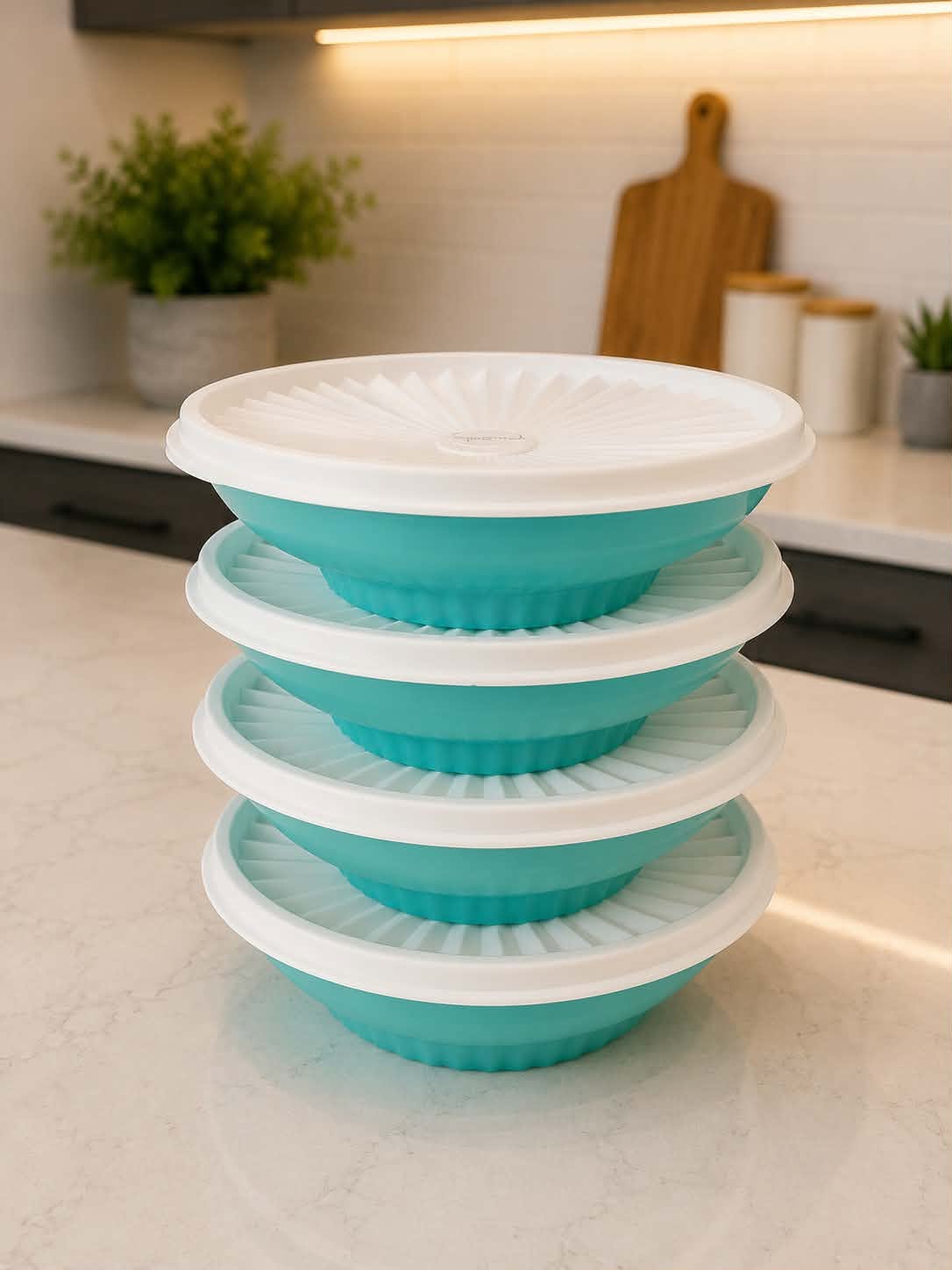 🩵 Small round sky blue Servalier Tupperware dish